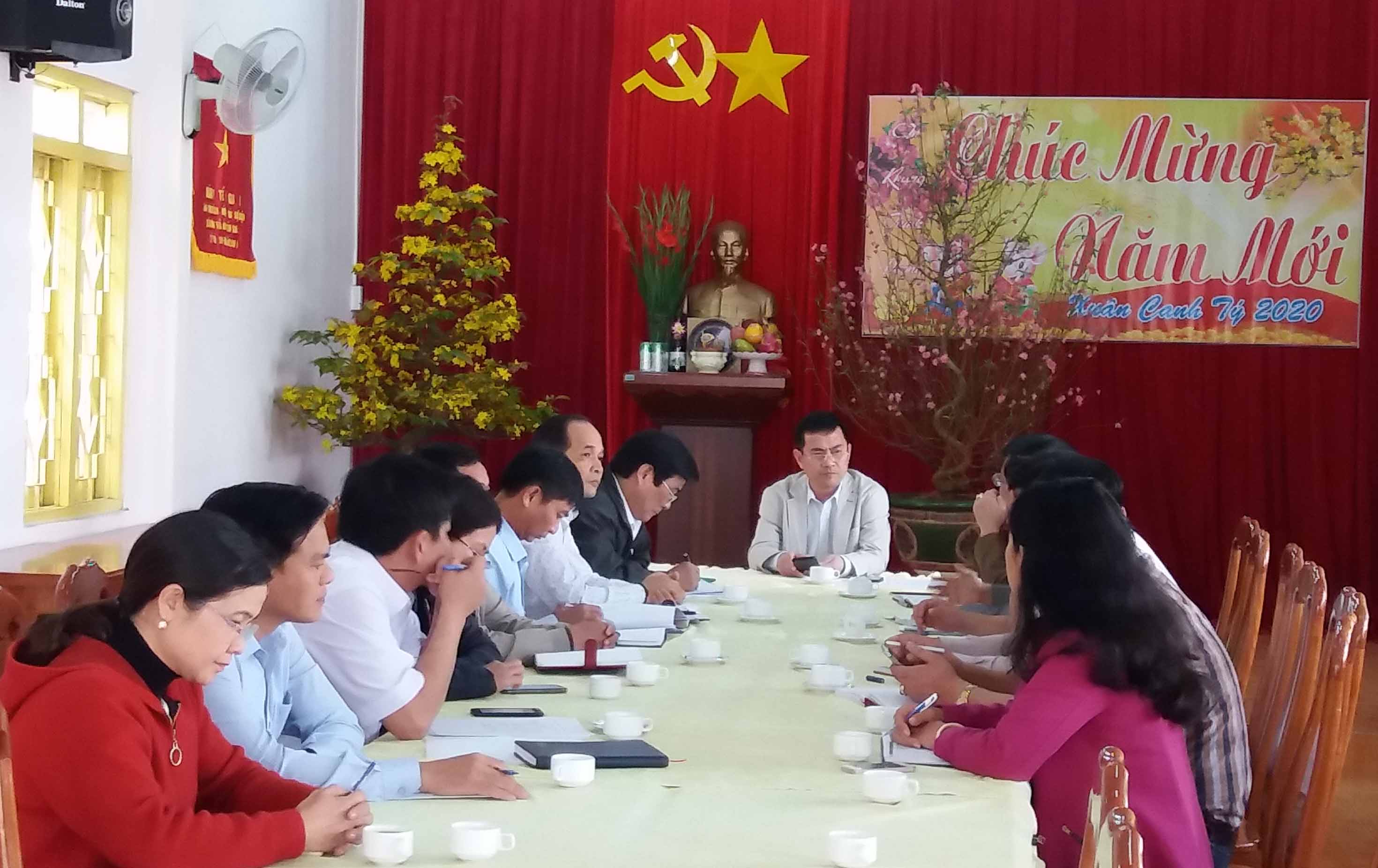 Phó Chủ tịch UBND tỉnh Nguyễn Đức Hoàng làm việc với ngành Y tế Gia Lai về phòng, chống dịch bệnh viêm đường hô hấp cấp do chủng mới của vi rút corona gây ra. Ảnh: Như Nguyện