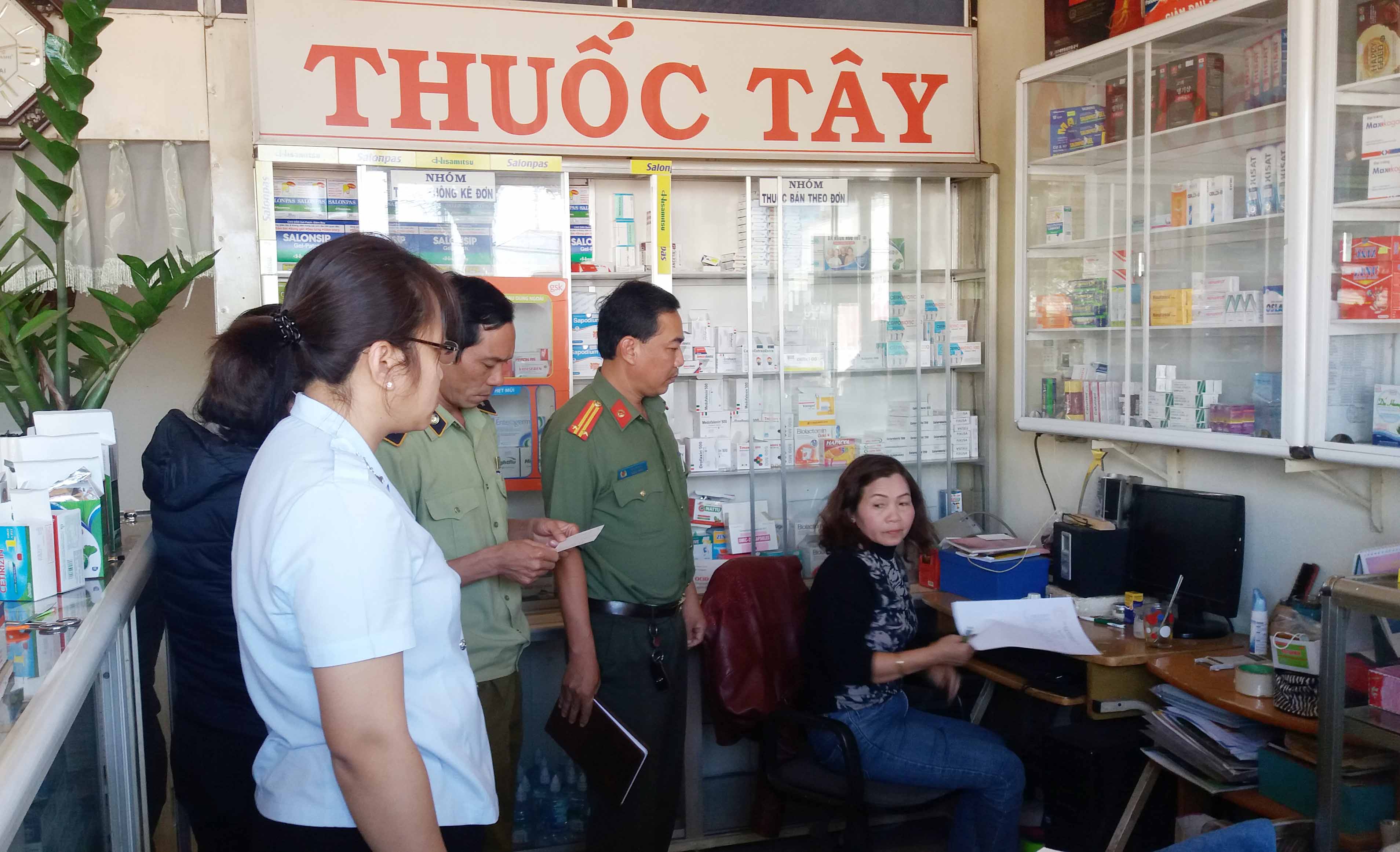 Đoàn thanh tra liên ngành lập biên bản vi phạm hành chính tại Quầy thuốc số 56- 200 Lê Duẩn, TP.Pleiku. Ảnh: Như Nguyện