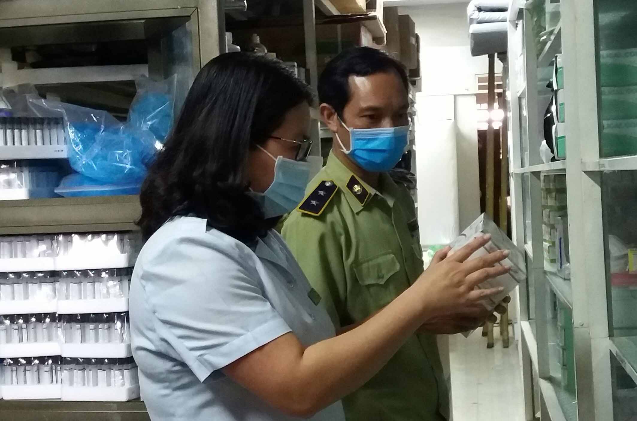 Đoàn thanh tra liên ngành kiểm tra tại một cơ sở kinh doanh dược, thiết bị y tế. Ảnh: Như Nguyện