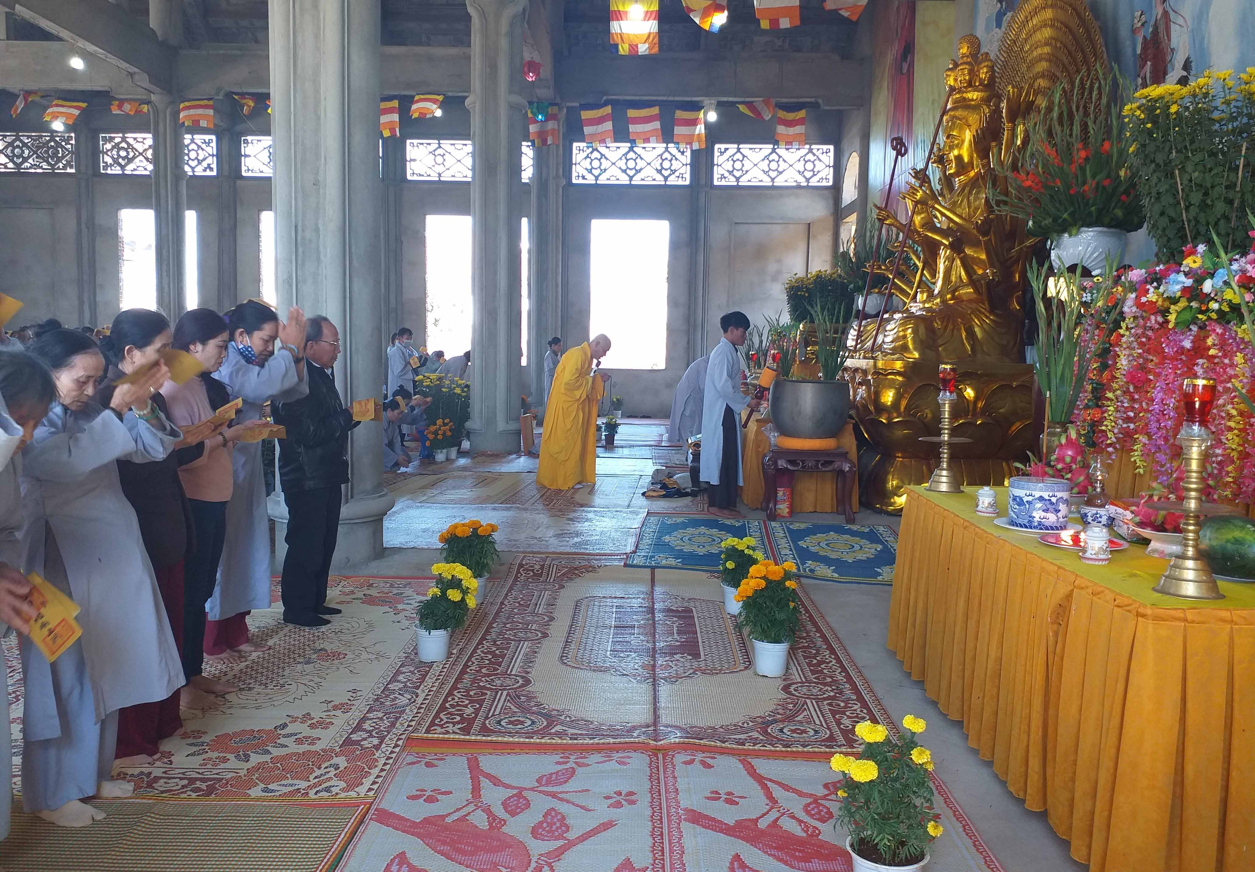 Chùa Bửu Quang tổ chức lễ cầu an cho tăng ni, phật tử. Ảnh: Đinh Yến