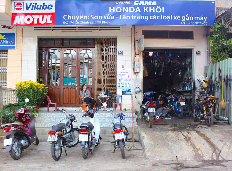 Cửa tiệm Honda Khôi là địa chỉ sửa xe tin cậy lâu năm của người dân trong và ngoài tỉnh. Ảnh: Hồng Thi
