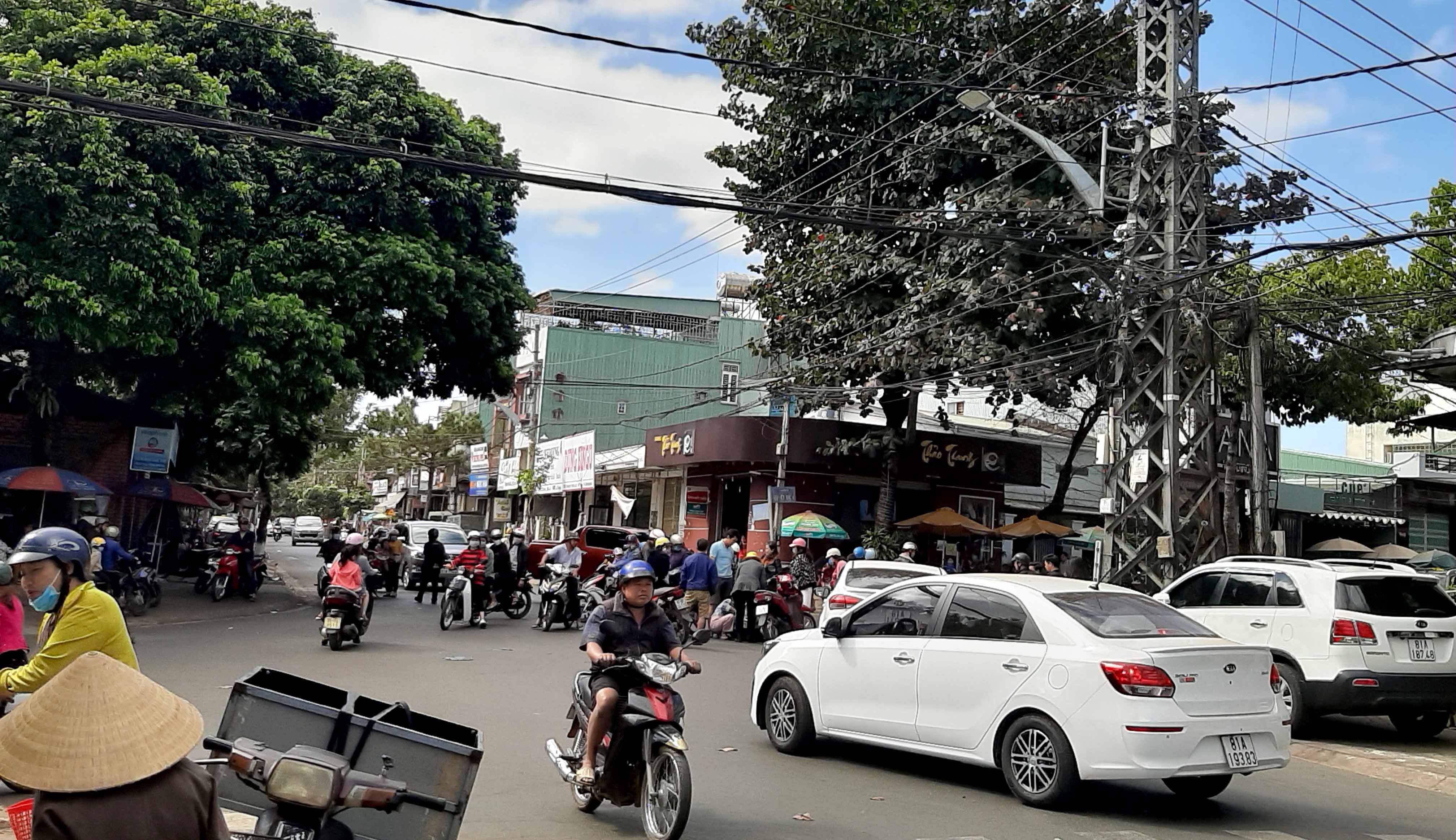 Hình ảnh vụ tai nạn giao thông tại ngã tư đường Thống Nhất- Quyết Tiến vào sáng 9-2. Ảnh: Mih Vỹ