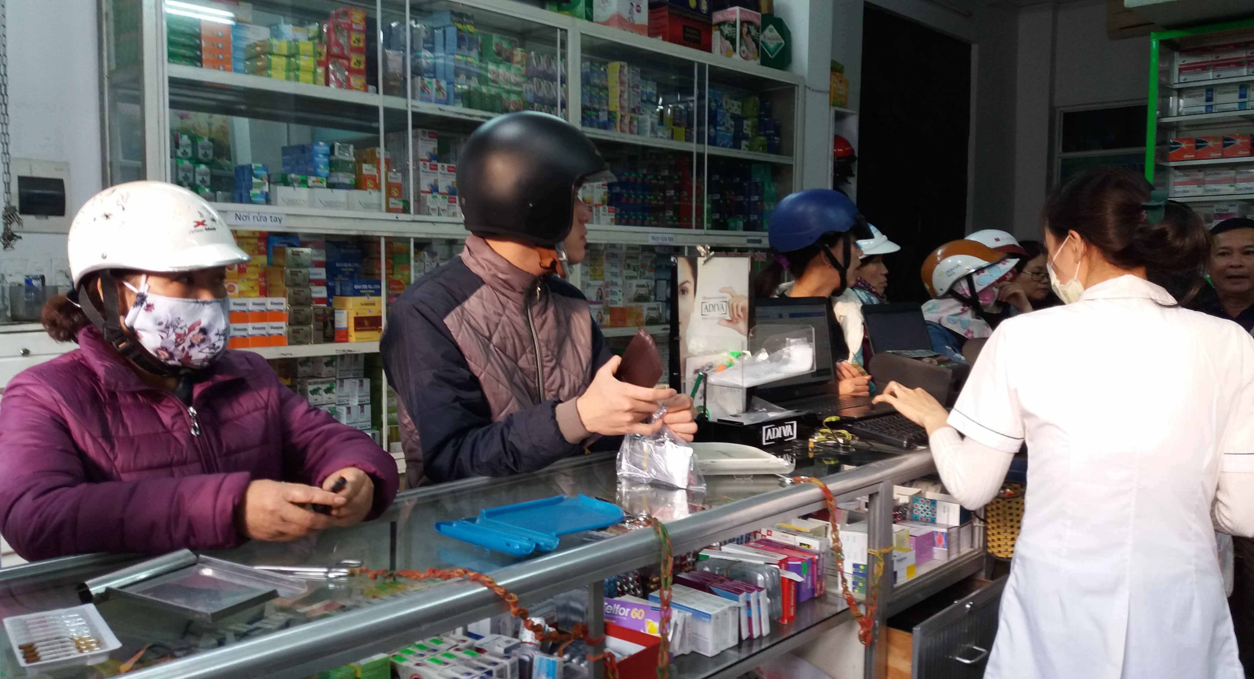 Chiều 31-1, Sở Y tế Gia Lai đã triển khai kiểm tra giám sát hoạt động kinh doanh dược và trang thiết bị y tế trên địa bàn tỉnh tranh tình trạng đầu cơ tăng giá các mặt hàng phục vụ công tác phòng chống. Ảnh: Như Nguyện