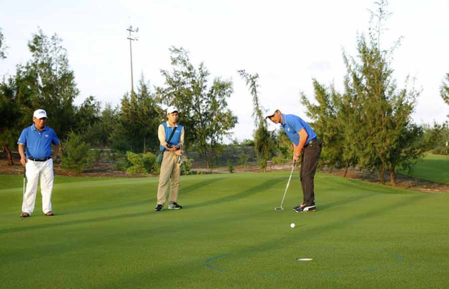   Du khách chơi golf tại FLC Quy Nhon Beach & Golf Resort (Bình Định). Ảnh internet