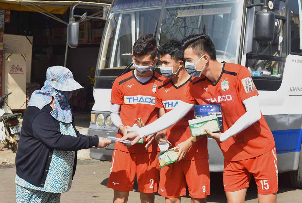 Cầu thủ HA.GL phát khẩu trang y tế miễn phí tại Trung tâm Thương mại TP.Pleiku. Ảnh: Minh Vỹ