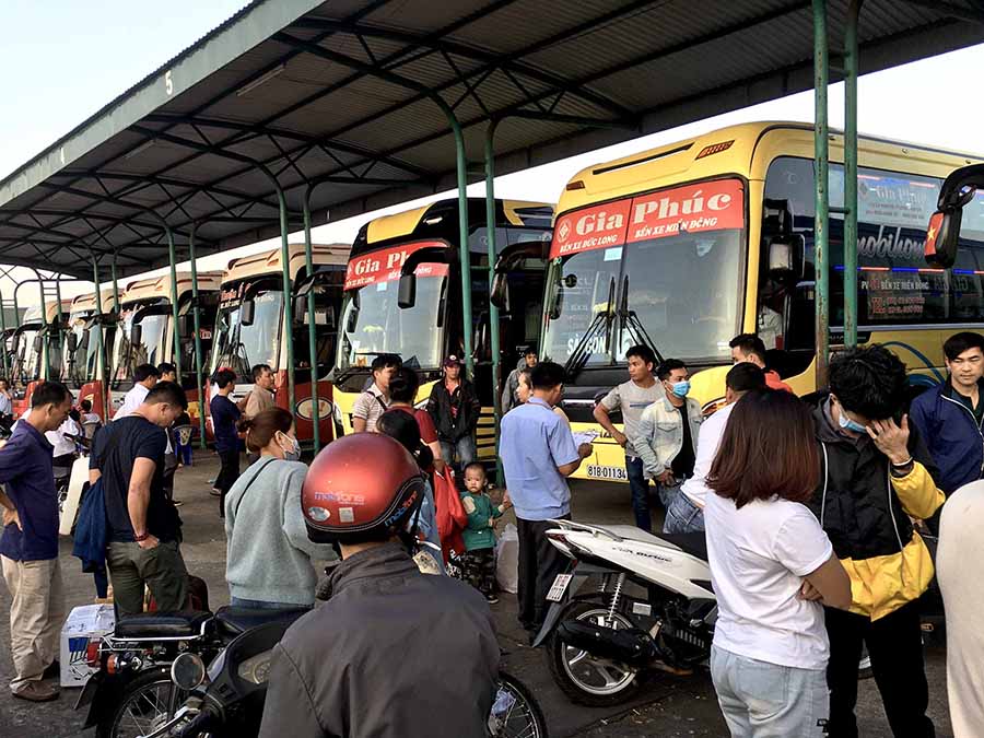 Nhiều đơn vị, doanh nghiệp vận tải hành khách phải xoay xở vất vả trước việc điều chỉnh  nhu cầu đi lại sau Tết. Ảnh: L.H