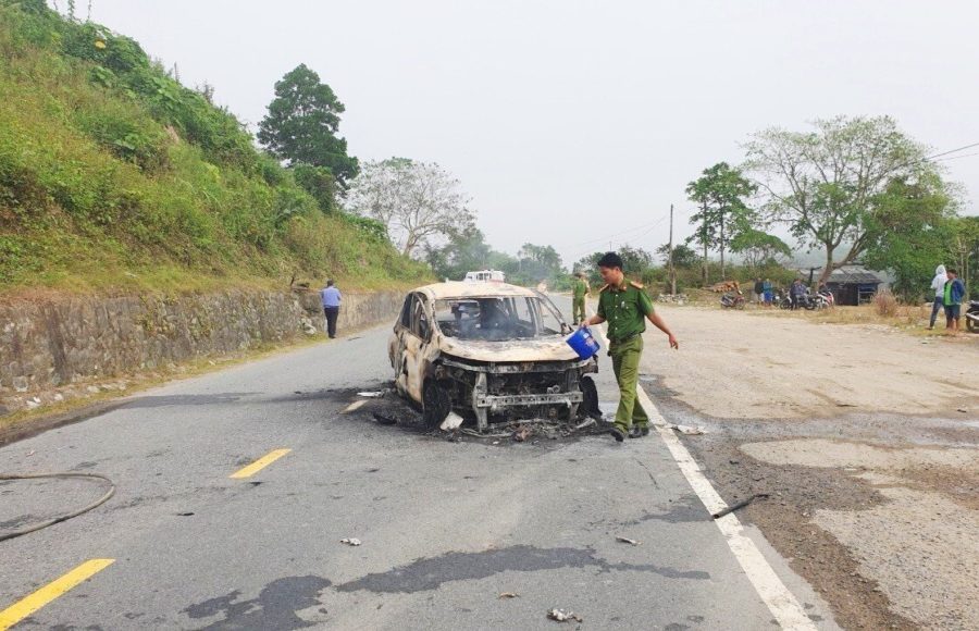 Chiếc ô tô phát nổ và bốc cháy khiến 2 người tử vong trên đường Hồ Chí Minh qua tỉnh Quảng Nam - Ảnh: QNO vbtt