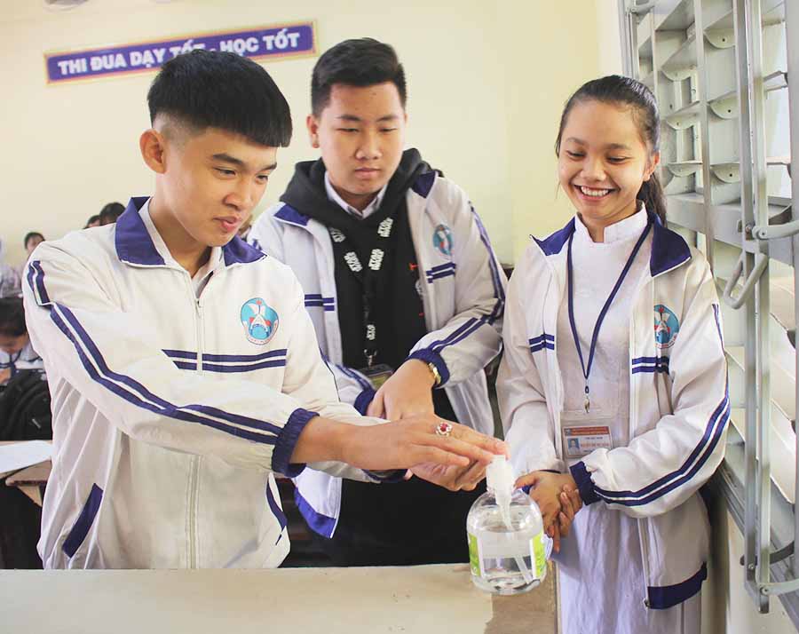   Học sinh Trường THPT Pleiku rửa tay bằng dung dịch diệt khuẩn do trường tự chế. Ảnh: N.T