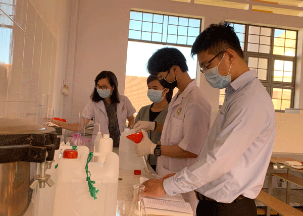  Giảng viên và sinh viên Trường Cao đẳng Nghề Gia Lai điều chế nước rửa tay diệt khuẩn. Ảnh: P.V