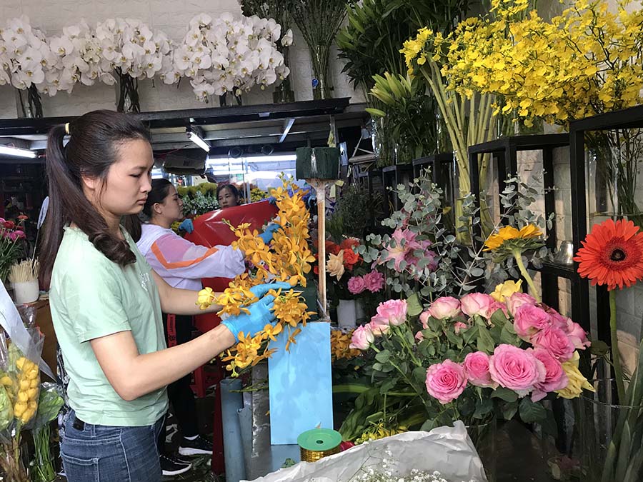  Nhân viên cửa hàng hoa Bách Hợp (152 Phan Đình Phùng, TP. Pleiku) tất bật cắm hoa để phục vụ khách trong dịp 8-3. Ảnh: T.N