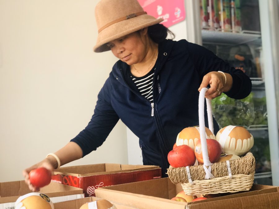 Người dân có thể tự lựa chọn trái cây theo ý thích và được chủ cửa hàng gói bằng mẫu mã đẹp nhất. Ảnh Trần Dung