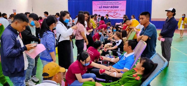 Gia Lai: Hàng trăm người tham gia hiến máu nhân đạo - Ảnh 2. Gia Lai: Hàng trăm người tham gia hiến máu nhân đạo - Ảnh 2.