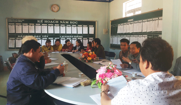 Giáo viên Trường Tiểu học Ngô Mây (xã Kon Chiêng, huyện Mang Yang) tiến hành tham khảo, nghiên cứu các bộ SGK mới.Ảnh: N.T