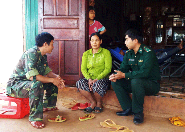 Cán bộ chiến sĩ Đồn Biên phòng Cửa khẩu Quốc tế Lệ Thanh tuyên truyền người dân về phòng, chống dịch Covid-19. Ảnh: N.N 