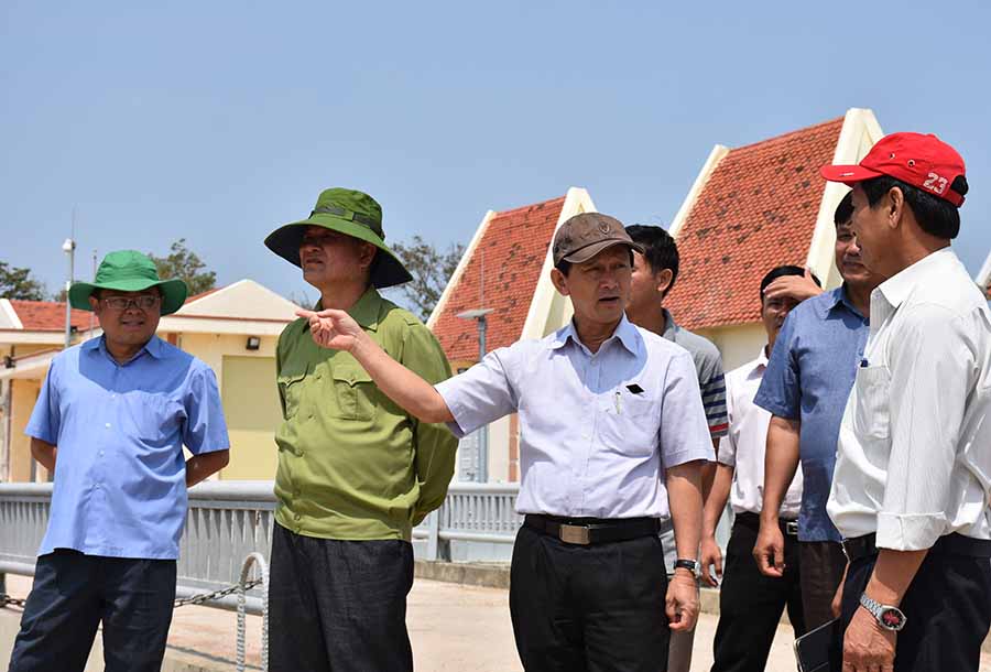  Bí thư Tỉnh ủy Dương Văn Trang (thứ ba từ trái sang)  kiểm tra tiến độ thi công hệ thống kênh mương hồ chứa nước Ia Mơr. Ảnh: Trần Dung