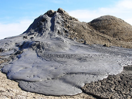 Một núi lửa bùn trên đất liền tại Azerbaijan. Ảnh: catastrophemap.com.