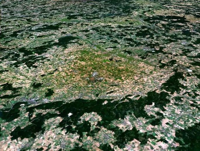 Ảnh vệ tinh của NASA hé lộ địa hình của khu vực bên dưới các cấu trúc nhân tạo - ảnh: NASA