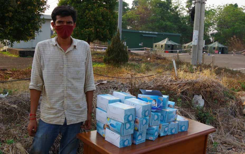 Ông LEAV KHLEONG và tang vật. Ảnh: Anh Huy