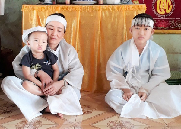 Chị Nguyễn Thị Thía bên 2 con. Ảnh: Đ.Y