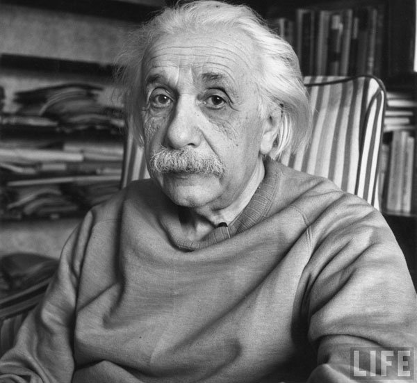 Einstein học rất xuất sắc khi còn ngồi trên ghế nhà trường.