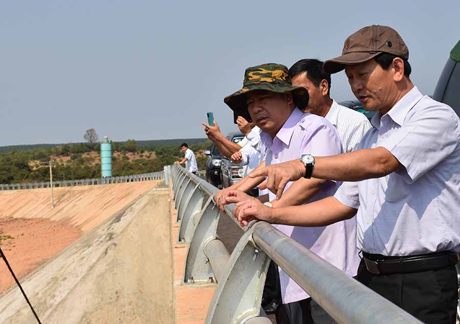Bí thư Tỉnh ủy Dương Văn Trang (bìa phải) kiểm tra tiến độ thi công đường liên huyện đoạn qua huyện Chư Prông. Ảnh: Trần Dung