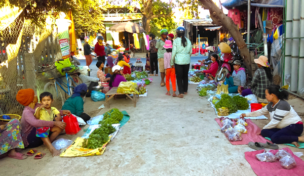  Một phiên chợ chiều ở xã Ia Ma Rơn, huyện Ia Pa. Ảnh: R.H