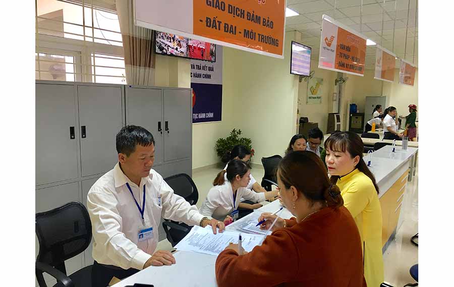  Người dân đến làm thủ tục tại Bộ phận một cửa huyện Mang Yang. Ảnh: H.D