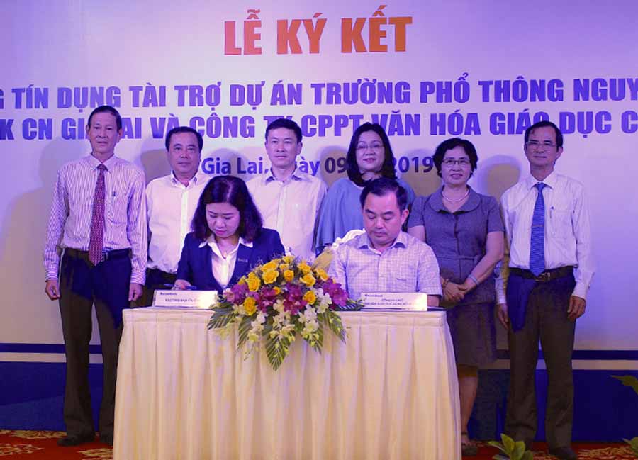 Công ty cổ phần Phát triển văn hóa giáo dục cộng đồng ASEAN ký kết hợp đồng tín dụng với Sacombank Gia Lai về việc tài trợ Dự án Trường Phổ thông Nguyễn Khuyến tại TP. Pleiku. Ảnh: Mộc Trà