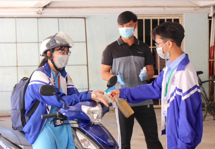 Học sinh Trường THPT chuyên Hùng Vương được xịt rửa tay sát khuẩn khi đến trường. Ảnh: Mộc Trà.JPG