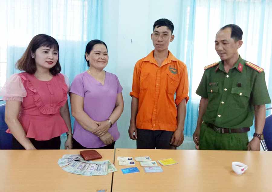  Chị H'Phương (thứ 2 từ trái qua) đã trả lại số tiền gần 10 triệu cho anh Hùng. Ảnh: Văn Ngọc