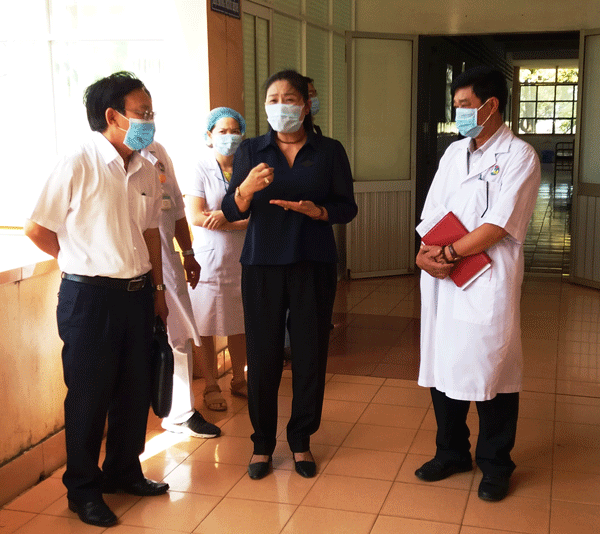 Phó Chủ tịch UBND tỉnh Huỳnh Nữ Thu Hà kiểm tra công tác phòng-chống dịch Covid-19 tại Bệnh viện Đa khoa tỉnh. Ảnh: N.N