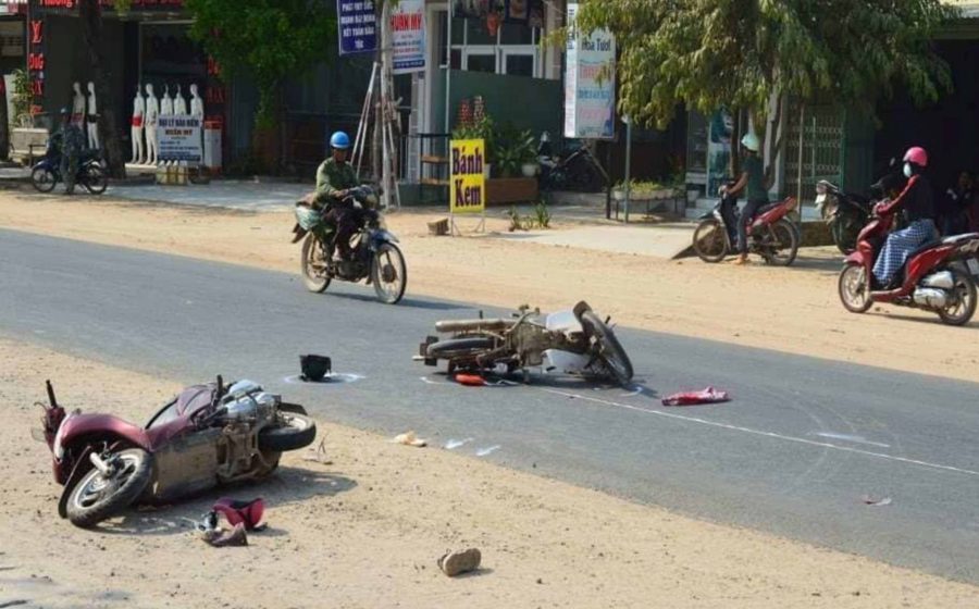 2 chiếc xe máy đi cùng chiều đã va chạm với nhau. Ảnh: Văn Ngọc 