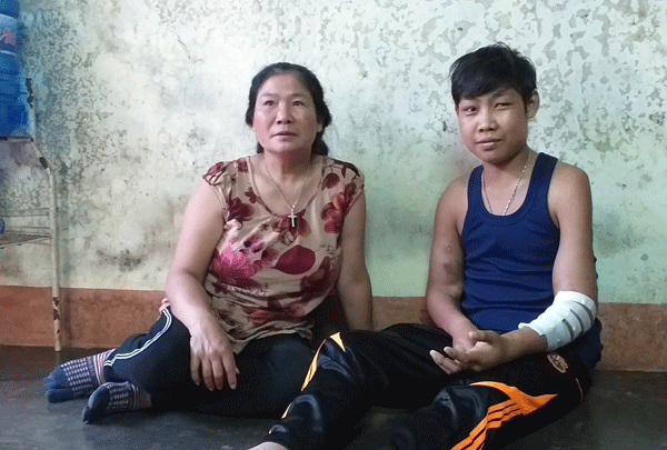 Cô Nở và con trai. Ảnh: N.T