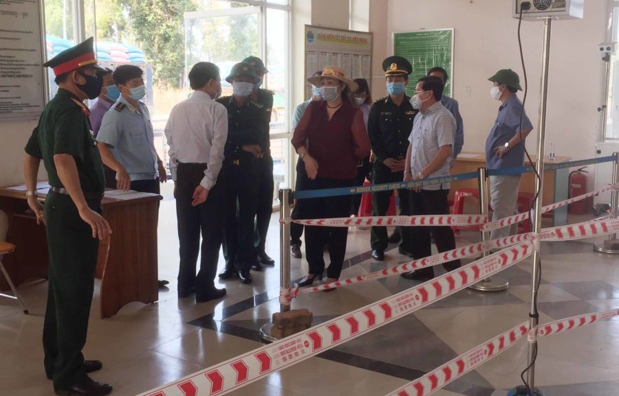 Phó Chủ tịch UBND tỉnh Huỳnh Nữ Thu Hà kiểm tra thực tế việc tiếp nhận công dân Việt Nam tại Cửa khẩu Quốc tế Lệ Thanh. ẢNh: Như Nguyện