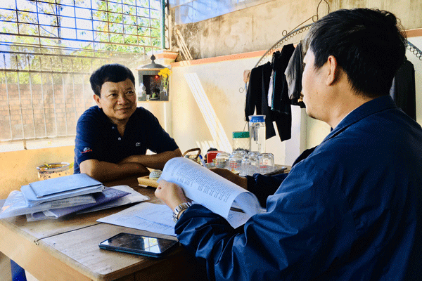 Ông Nguyễn Xuân Hiển (trái)-Tổ trưởng tổ dân phố 5, phường Thắng Lợi trao đổi với P.V về việc lắp đặt đường ống nước. Ảnh: T.S