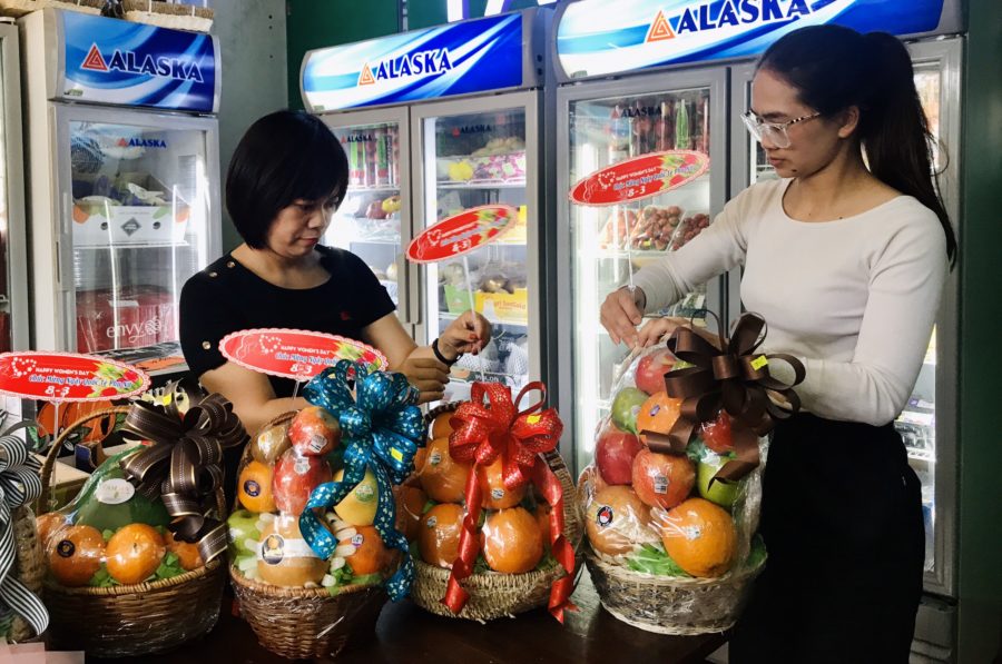 Cơn sốt quà tặng bằng trái cây sạch khiến các cửa hàng phải làm việc tất bật để kịp phục vụ khách hàng. Ảnh Trần Dung