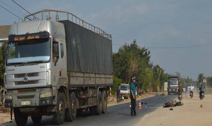 Hiện trường vụ tai nạn khiến 3 người thương vong. Ảnh: Văn Ngọc 