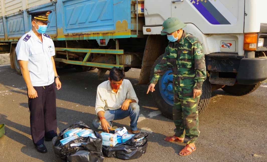 Số hàng hòa và phương tiện đang bị lực lượng chức năng tạm giữ. Ảnh: Anh Huy  