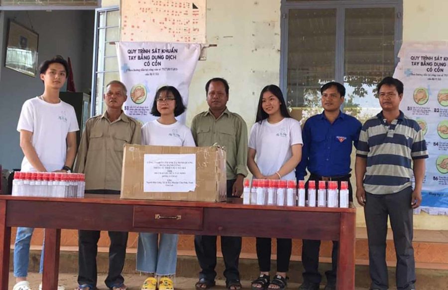 Nhóm tình nguyện Fly to Sky Gia Lai tổ chức trao tặng nước rửa tay diệt khuẩn cho nhân dân xã Hòa Phú. Ảnh: Hà Phương