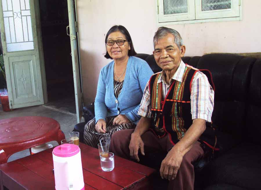    Vợ chồng ông bà A Jar-Y Pứk. Ảnh: T.V.S