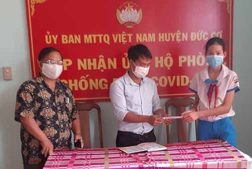  Bảo Trâm trao tặng số tiền phòng chống dịch Covid-19. Ảnh: Lê Văn Châu