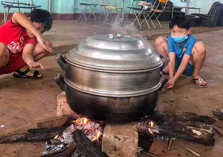 Hướng dẫn con làm bánh là cách bà mẹ Nguyễn Thùy Dương giúp con đỡ nhàm chán trong những ngày nghỉ học. Ảnh: Minh Châu