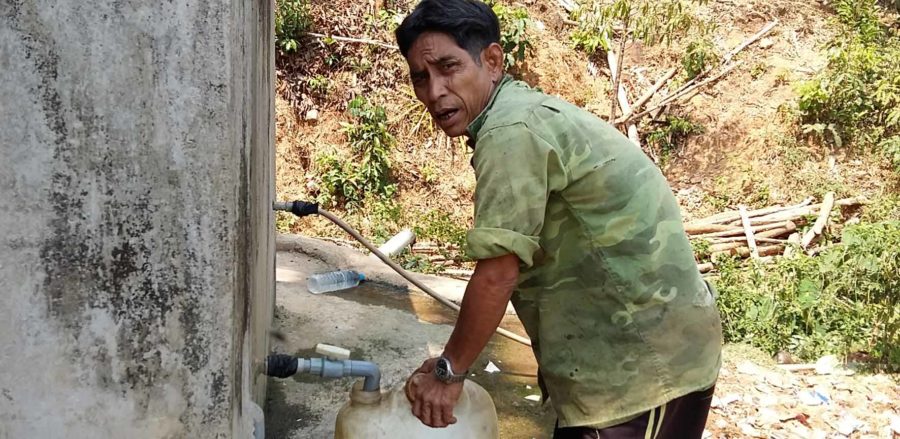 Ông Rơ Châm Meo (làng Dip, xã Ia Kreng, huyện Chư Pah) mang canh lấy nước về nhà sử dụng. Ảnh: Hà Phương
