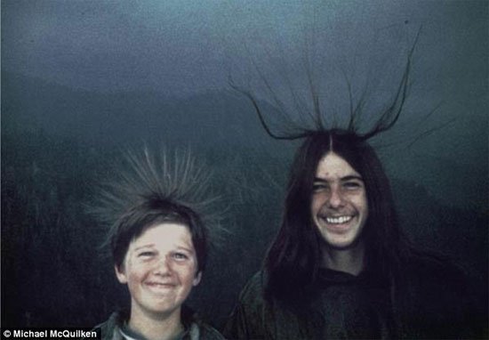 Ảnh chụp McQuilken (phải) và cậu em trai Sean với mái tóc dựng ngược dị thường vào ngày 20/8/1975. Cả hai không biết họ sắp trở thành nạn nhân của 