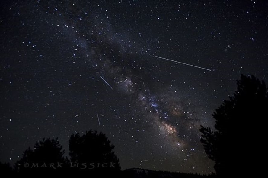 Mưa sao băng Lyrids được chụp vào ngày 22 tháng 4 năm 2013 tại Thung lũng Hope, California. Ảnh: Mark Lissick/Wildlight Nature Photography.