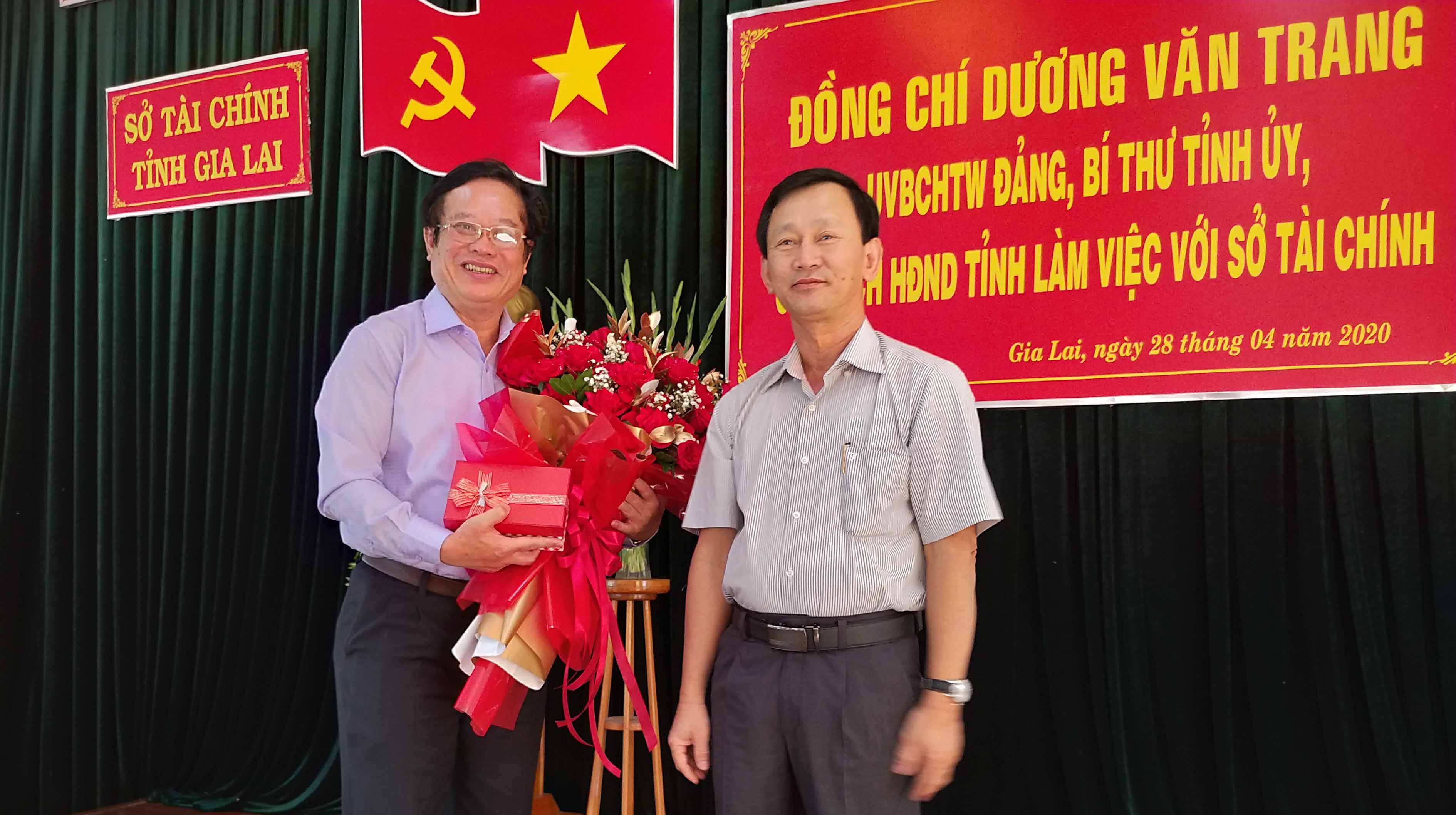 Bí thư Tỉnh ủy Dương Văn Trang tặng hoa và quà của Tỉnh ủy cho ông Nguyễn Dũng. Ảnh: Sơn Ca