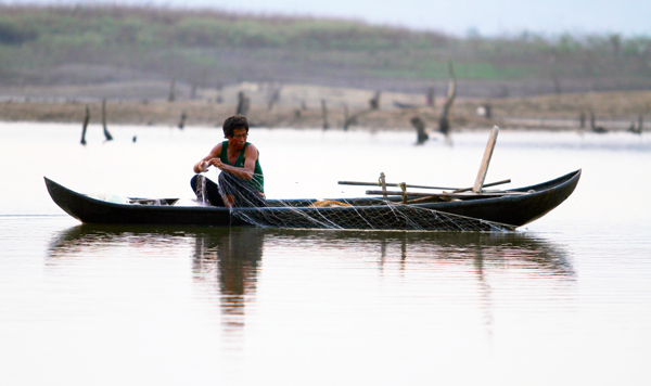 Từ sáng tinh mơ, người dân làng Dlâm (xã Ayun, huyện Chư Sê) đã đi gỡ cá. Ảnh: V.N vbtt