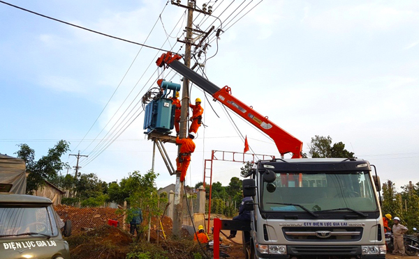 Công nhân Công ty Điện lực Gia Lai kiểm tra an toàn lưới điện. Ảnh: H.D