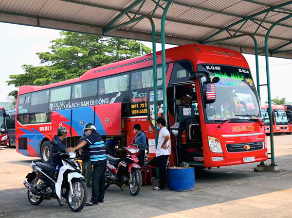 Một chuyến xe khách từ các tỉnh miền Tây về Gia Lai ngày 30-3 chỉ có vài hành khách. Ảnh: L.H