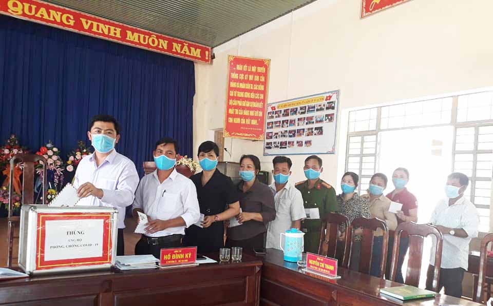        Cán bộ, công chức xã Ia Dom quyên góp tiền ủng hộ công tác phòng chống dịch Covid-19. Ảnh:  Lê Văn Châu                                        
